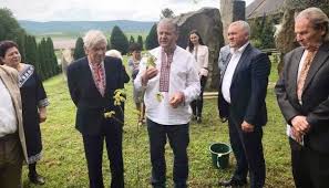 У червні 2015 року роланд франко заснував міжнародний фонд івана франка, основна діяльність якого спрямована на поширення позитивної інформації про україну у світі та створення позитивного. Vnuk Franko Posadil Dub V Usadbe Svoego Deda V Naguevichah