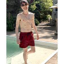 In the photo, page is seen flaunting his washboard abs and wearing a pair of red swim trunks, a black cap and shades. Getjwyyecbjggm