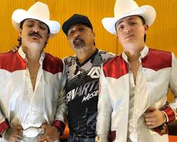 Referirse a los dos carnales , es hablar de la nueva era de la música regional mexicana, grupo integrado por los hermanos alfonso jr quezada alfonso e imanol quezada , han ido a paso lento, pero seguro en el camino de la música, por ello diariamente luchan por conseguir un lugar en el. Papa De Los Dos Carnales Demuestra De Donde Viene El Talento Ay Nomas Oficial