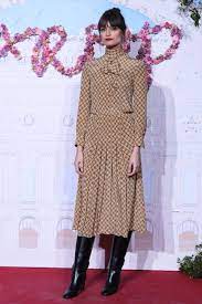 Cette jeune chanteuse s'est fait connaître du grand public en se produisant sur la scène du fnac live festival à l'été 2017 puis en assurant la. Epingle Sur Clara Luciani