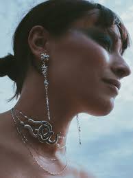 Hay veces que me siento dentro de una cajita musical...en mi propio mundo.  Desde ahí todo se ve y suena diferente...el silencio me habla y me invita a  salir a jugar, pero