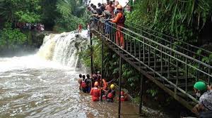 Maybe you would like to learn more about one of these? Kronologi 2 Santri Terseret Air Bah Saat Mau Menolong Teman Debit Air Terjun Tiba Tiba Besar Tribun Wow