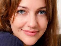 Dört çocuklu bir ailenin ikinci çocuğu olan uzerli'nin babası türk, annesi alman'dır. Meryem Uzerli Biography Of Turkey S Most Popular Actress