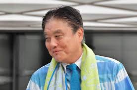 ＊ ＊ ＊ あの頃、本やテレビから得た僕たちにとって大切だと思う知識──たとえば花びらの落ちる速度とか宇宙の年齢とか銀が溶ける温度とか──を、 帰り道で交換しあうことが、僕と明里の習慣だった。 Sbf Qv Iapnvm