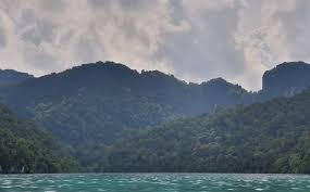 Kisah jelmaan buaya putih di tasik dayang bunting , langkawi menakutkan pelancong. Bunian Buaya Pulau Dayang Bunting