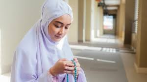 Umat muslim dianjurkan untuk menghidupkan malam qadar dengan memperbanyak ibadah. 5 Amalan Bagi Wanita Haid Untuk Memperoleh Keberkahan Lailatul Qadar Kumparan Com