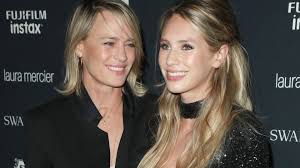 It's been rumored for a while that dylan penn, daughter of sean penn and robin wright, has been courted by playboy magazine to pose in the nude. Robin Wright Posts Sweet Throwback Photo Of Daughter Dylan Penn Sheknows