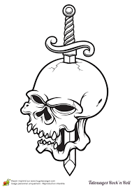 Dessin tete de mort tatouage. Coloriage D Un Tatouage Rock N Roll Une Tete De Mort Avec Un Poignard Qui La Traverse