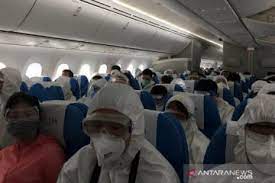 Jun 24, 2021 · calon penumpang pesawat udara menunggu jadwal keberangkatan di terminal 2 bandara soekarno hatta, tangerang, banten, minggu (2/5/2021). China Dapat 18 Kasus Impor Baru Penerbangan Dari Indonesia Aman Antara News