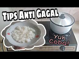 Berbeda dengan kebanyakan nasi goreng, variasi yang satu ini tidak menggunakan kecap sebagai bumbunya. Cara Memasak Nasi Tanpa Dikukus