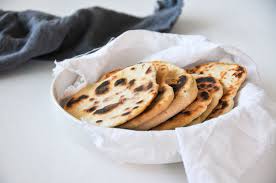 Homemade Naan Brot Mit Joghurt Backen Ohne Hefe Littlebee A Food And Family Lifestyle Blog In 2020 Lebensmittel Essen Naan Hefe