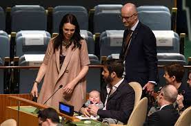 Wearing a pink bucket hat and blue dress, neve was seen. Neuseelands Premierministerin Mit Dem First Baby Zur Uno Vollversammlung Politik Stuttgarter Zeitung