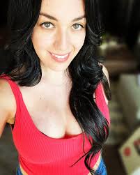 Holly Hammond's Instagram, Twitter & Facebook