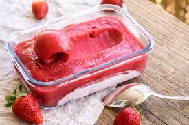 Une superbe glace maison très rafraîchissante et onctueuse 🍓 une recette sans sorbetière avec seulement 3 ingrédients! Sorbet A La Fraise Empreinte Sucree