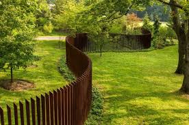 Grille Jardin Longue Et En Metal Cloture Jardin Jardin Moderne Jardins