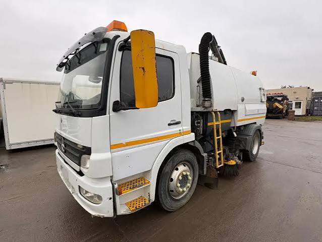 Mercedes Benz 1318-2005 Cab & Chassis Truck
