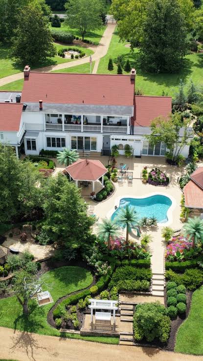 Dolly Parton's $10M Nashville home has its own grave yard - Celebrity News  - Entertainment - Daily Express US