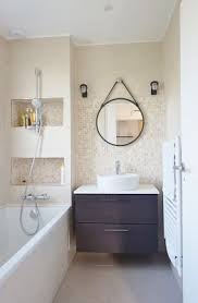 Sa structure est composée de panneau de particu. Une Maison Familiale Pratique Et Moderne Salle De Bain Claire Salle D Eau Bureau Chambre D Ami Amenagement Salle De Bain Salle De Bain Idee Salle De Bain