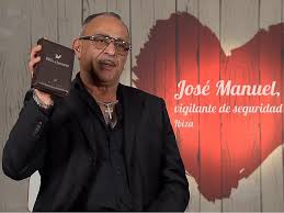 José Manuel, el soltero que no puede salir de casa sin su Biblia: “La llevo  porque me da buen rollo”