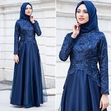 Gaun memang merupakan item fashion yang paling disukai oleh para wanita dewasa, karena dengan mengenakan baju gaun penampilan seorang wanita akan semakin terlihat menarik dan memesona. Cantik Di Semua Suasana Dengan Baju Brokat Muslim Modern Sefanboy