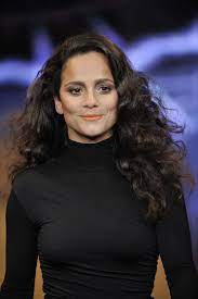 Alice braga, star of usa network's newest series queen of the south, implores actors to follow the characters they want to play. Alice Braga She Looks Os Much Like Her Aunt Sonia In This Photo Celebrities Female Queen Of The South Brazilian Beauty
