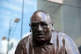 Estatua En Homenaje Al Gran Cocinero Candido López Sanz, Personaje De  Renombre Y Ciudad Popular De Segovia, España Fotos, retratos, imágenes y  fotografía de archivo libres de derecho. Image 80007221