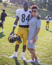 He's 5ft 10in tall and plays the wide receiver position. Antonio Brown Wiki 2021 Girlfriend Salary Tattoo Cars Houses And Net Worth