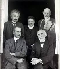Einstein, Ehrenfest, De Sitter, Eddington y Lorentz se reunieron en Leiden  el 26 de septiembre de 1923. La imagen del encuentro forma parte del  archivo histórico del Observatorio de Leiden en los
