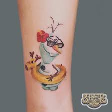 olaf 雪寶 olaf frozen tattoo bodyart ink sharkink colortattoo blackandgrey portrait supreme design c tattoo designs cool tattoos print tattoos