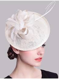 Se la cerimonia è formale, scegliete un cappello non troppo stravagante. Cappello Sposa E Cerimonia Con Fiocco E Piume