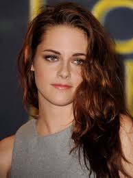 Entertainment tonight noted in the segment above that it had interviewed stewart with longer, darker hair just hours before she revealed her new style. Kristen Stewart Long Hairstyle Deep Side Part Pretty Designs Kristen Stewart Hair Kristen Stewart Kristen Stewart Style