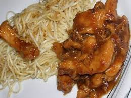 Poulet Caramelise Et Nouilles Sautees Recette Ptitchef Recette En 2020 Poulet Caramelise Recette Wok Poulet Nouilles Sautees