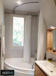 Baignoire D Angle Cyclade Lapeyre Devant Une Fenetre Equipee Avec Un Double Dispositif Barre De Ridea Rideau Douche Barres De Rideaux De Douche Salle De Bain