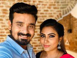 Celeb couple Myna Nandhini-Yogeshwaram to become parents soon - Times of  India