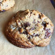 Samantha Seneviratne On Instagram My Levain Style Chocolate Chunkies Watch The Video Over Bonappetitmag And Let M Cinnamon Roll Cookies Roll Cookies Baking