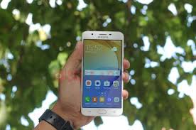 Namun tentunya, dengan jaminan mutu dan nama besar yang dimiliki samsung, tidak akan terlalu sulit bagi mereka untuk bersaing di segmen menengah. Review Samsung Galaxy J7 Prime Kelas Menegah Tampil Kurang Beda Selular Id