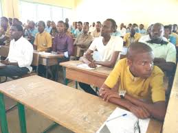 Pour le premier tour, l'établissement est crédité d'un taux de 44, 21 % pour l'ensemble des admis d'office et au lycée mixte de ngane, les premiers résultats du bac 2019 qui tombaient concernaient les séries. Bac 2019 Plus De 20 000 Candidats Admissibles Composent La Deuxieme Session Tchadinfos Com