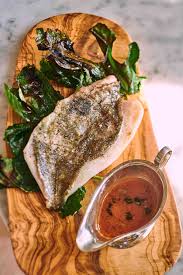 Poisson De La Peche De Mediterranee Cuit Sur Les Feuilles De Figuier Jus De Tomates Food Film Wine Recipes Food