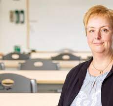 Check spelling or type a new query. Sara Bruun En Av Arets Sommarpratare Hoppas Lyssnaren Far En Tankestallare Skolvarlden