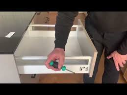 Bei ikea hab ich schränke gesehen da konnte man die schublade zu werfen und auf dem letzten stück ging sie langsam und sanft zu. Ikea Kuchen Schubladen Justieren Fronten Justieren Ikea Kuche Selbst Aufbauen Youtube Ikea Kuche Kuche Aufbauen Schubladen