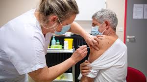 Le m�decin allemand gehrad buchwald estimait pouvoir interpr�ter ainsi un certain nombre de cas de la veille, une jeune infirmi�re venait de d�c�der de variole h�morragique 12 jours apr�s en un mot, le virus de la vaccine exacerbe celui de la variole. Covid 19 Dans Combien De Temps Ressentirons Nous Les Effets De La Vaccination