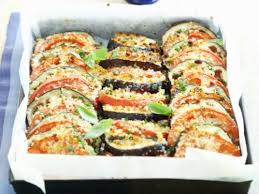 Scolate le melanzane con l'aiuto di uno scolapasta, quindi strizzatele per bene con un cucchiaio per eliminare l'acqua in eccesso. Pomodori E Melanzane Gratinati Al Forno