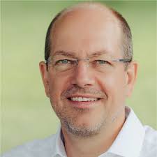 Nombra Cummins a 3 líderes como vicepresidentes