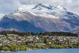 A nova zelândia (ou, em maori, aotearoa) é um país de clima temperado na oceania, a 1500 quilômetros (marítimos) da austrália. O Guia Gratis De Dicas De Viagem Da Nova Zelandia Viajo Logo Existo