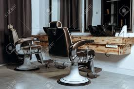 Мужские стрижки и бритье в москве на м. Stilvolle Vintage Barber Stuhle Im Holzernen Innenraum Barbershop Thema Lizenzfreie Fotos Bilder Und Stock Fotografie Image 72572231