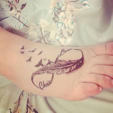 Foot Tattoo Infinity Feather Birds Love Husbands Name Tatoeage Ideeen Tatoeage Kindernamen Tatoeage