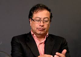 A través de un comunicado, el senador gustavo petro confirmó que su esposa, su hija menor y él contrajeron. Las Redes No Perdonan A Petro Por Su Nuevo Oso En Twitter
