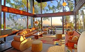 Luxus Glas Haus In Los Angeles Mit Blick Auf Das Tal Zum Verkauf Fur 4 5 Millionen Dollar Mid Century Modern House Tropical Interior Design Tropical Living Room