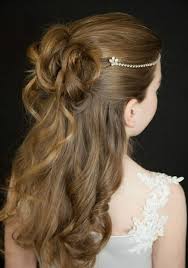 30 Kinderfrisuren Fur Madchen Zur Hochzeit Und Kommunion Neuhaar Halboffenehaare Diadem Frisuren Kinderfrisuren Kommunion Frisur Madchen Kommunion Frisuren