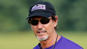 Briles' coaching return attracts crowd, no drama